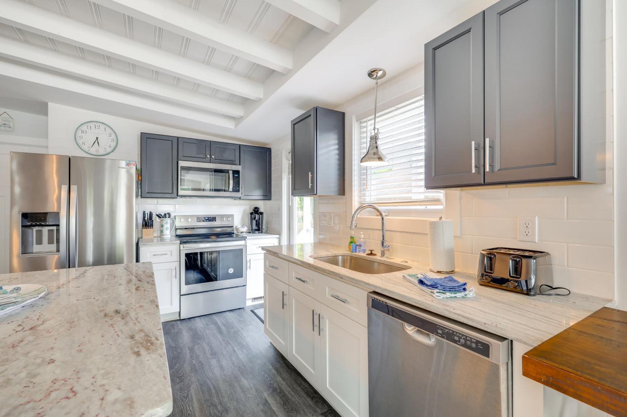 Modern Oak Island Escape 1 Mile To Long Beach! 外观 照片