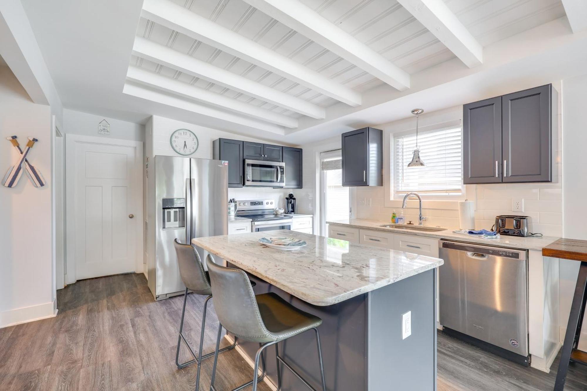 Modern Oak Island Escape 1 Mile To Long Beach! 外观 照片